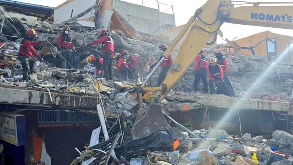 99 personas rescatadas con vida por los Bomberos de Quito