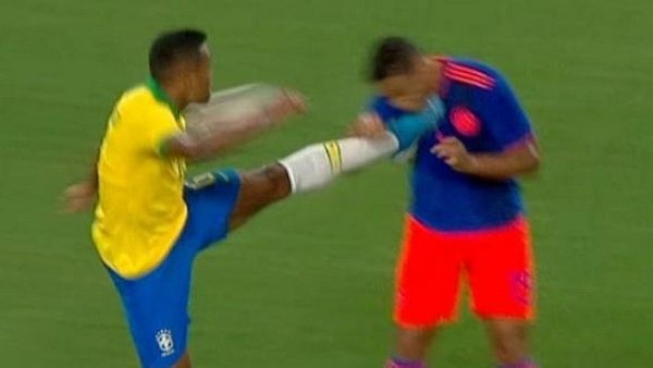 El planchazo a lo De Jong que recibió Luis Muriel ante Brasil