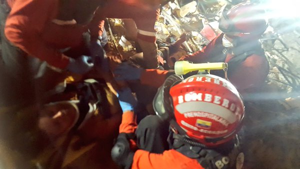 Seis personas son rescatadas con vida entre los escombros del terremoto en Manta