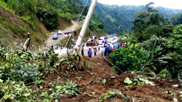 Deslave en la vía Alóag - Santo Domingo deja un muerto y dos heridos