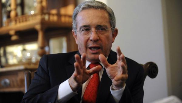 Uribe da marcha atrás y frena su renuncia al Senado