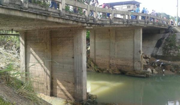 Instalan puente provisional sobre Río Bonito en El Oro
