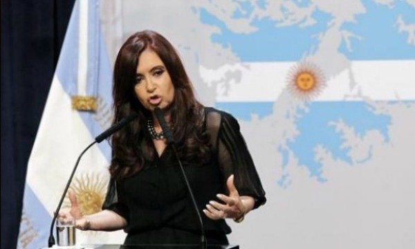 Presidenta argentina rinde homenaje a desaparecidos durante dictadura