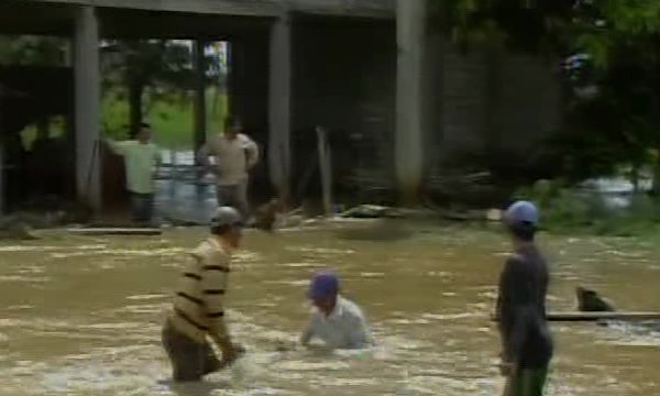 Lluvias destruyen vía y desbordan río en Urdaneta
