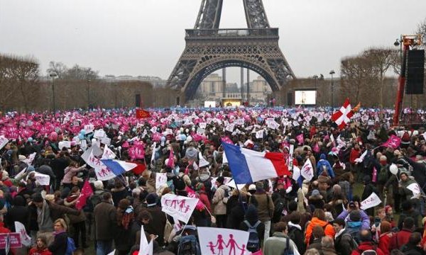 Miles de personas protestas contra matrimonio gay en París
