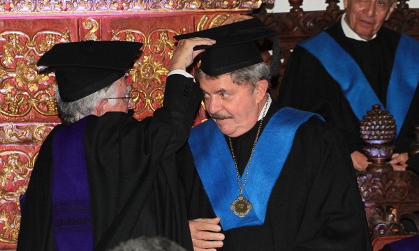 Lula concluye visita a Ecuador donde recibió dos doctorados honoris causa