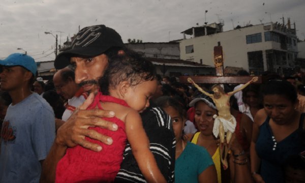 Desde la madrugada cientos se congregaron para acompañar al Cristo del Consuelo