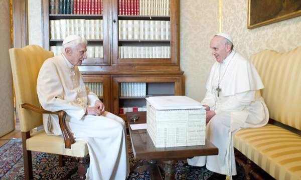 Francisco regresó al Vaticano tras visitar y almorzar con Benedicto XVI