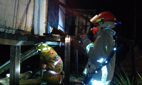 El piso de una vivienda colapsa en Durán tras fuerte lluvia