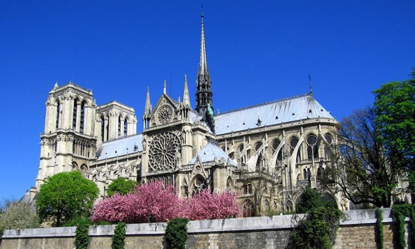 Hombre se suicida en plena catedral de Notre-Dame de París