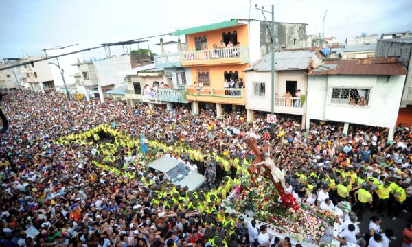 Desde la madrugada cientos se congregaron para acompañar al Cristo del Consuelo
