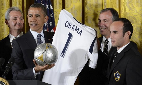Barack Obama maniobró con un balón de fútbol al recibir al Galaxy