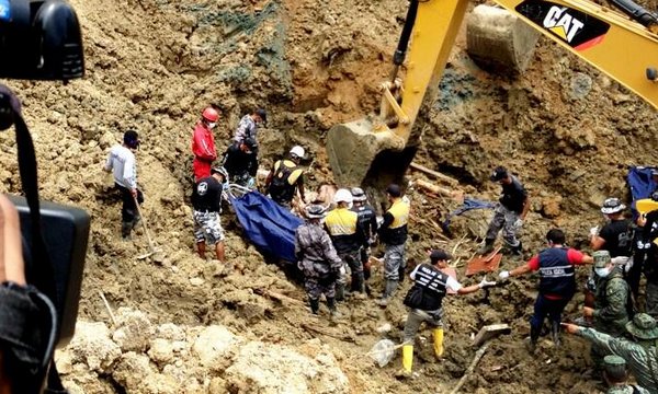 En Esmeradas, 4 cuerpos más fueron encontrados en la zona del deslave