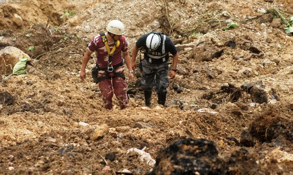 Hallan dos cuerpos más en la zona del deslave en Zamora Chinchipe