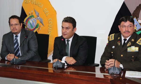Ecuador rinde homenaje a la policía colombiana por ayuda contra el delito