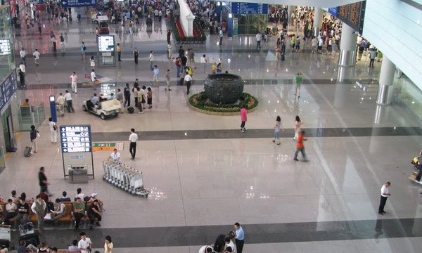 Hombre hace estallar un explosivo en el Aeropuerto de Pekín