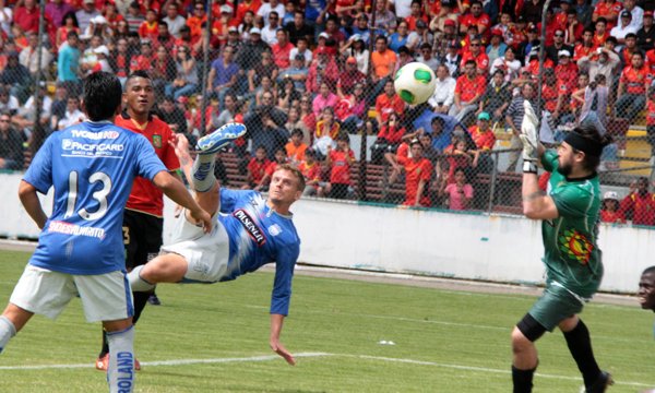 Emelec no afloja la punta con su victoria 1-0 en Cuenca