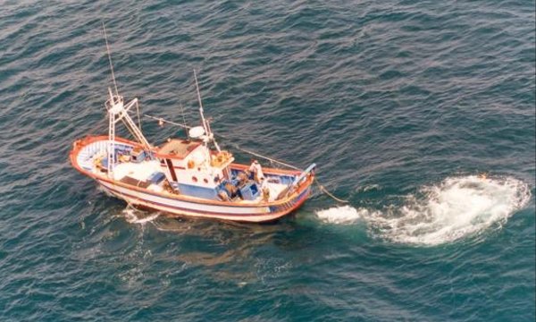 Armada colombiana detiene pesquero y a tres ecuatorianos en el Pacífico