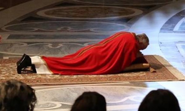 El Papa Francisco se tiende en suelo durante Pasión de Cristo