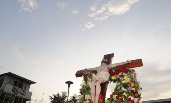 Desde la madrugada cientos se congregaron para acompañar al Cristo del Consuelo