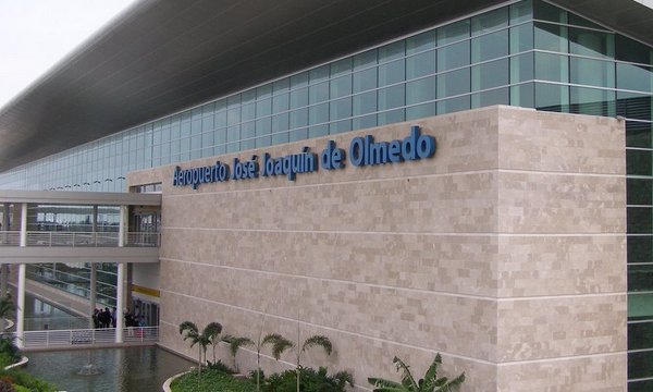 Mujer da a luz a gemelas en pleno baño del aeropuerto de Guayaquil