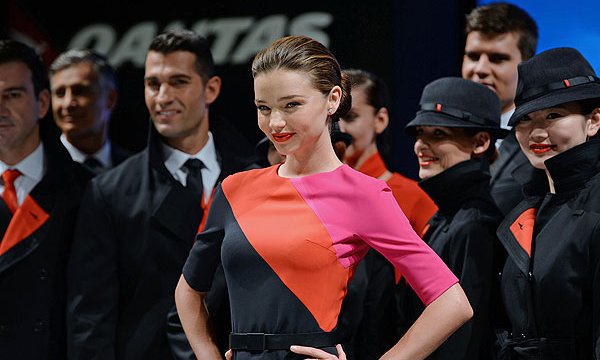 Miranda Kerr modeló con el nuevo uniforme de Qantas