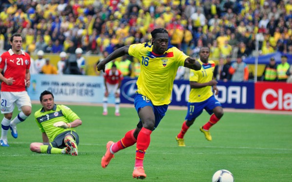 Chile y Ecuador juegan con misión compartida de abrochar pase a Brasil 2014