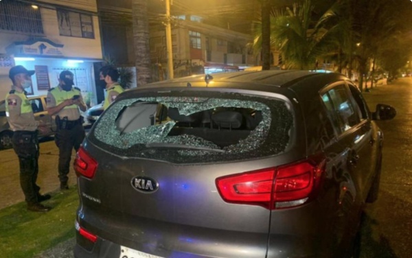 Dos mujeres fueron baleadas dentro de un auto, en Guayaquil.