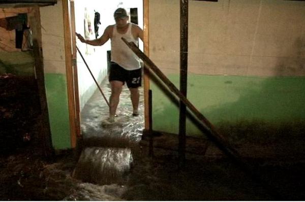 En Santo Domingo las lluvias causan inundaciones y daños en casas