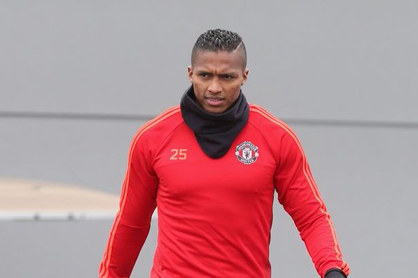 Antonio Valencia no seguiría en el United de Mourinho