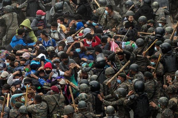 Guatemala detiene y reprende con violencia a caravana migrante hondureña