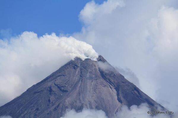 Una explosión freática sacude el volcán Mayón en Filipinas