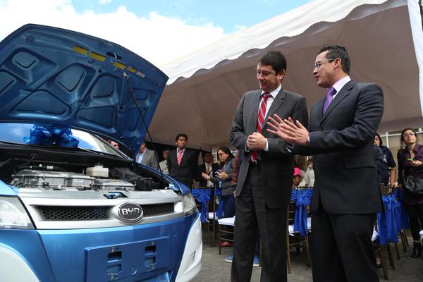 Autoridades presentan el primer auto eléctrico del país