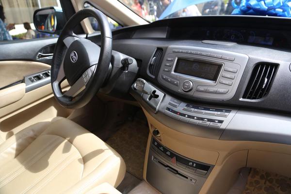 Autoridades presentan el primer auto eléctrico del país