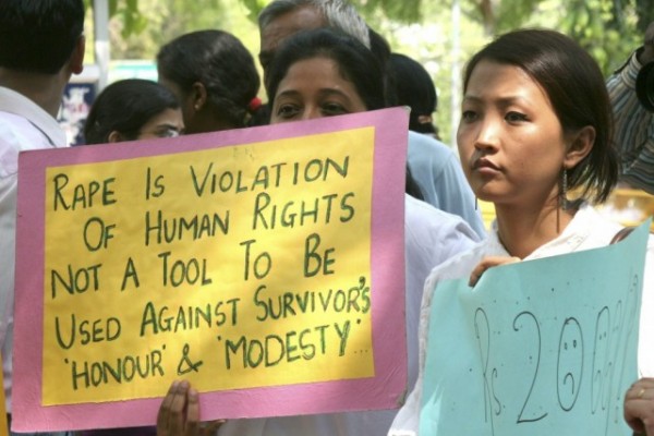 Mujer muere tras ser quemada viva por resistirse a una violación en India