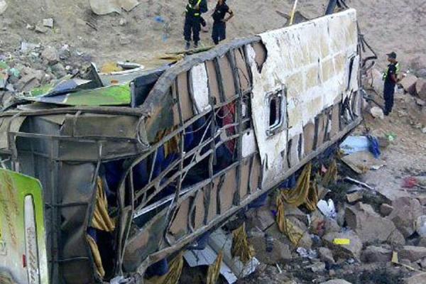 Catorce muertos y 36 heridos por caída de ómnibus en el sur de Perú