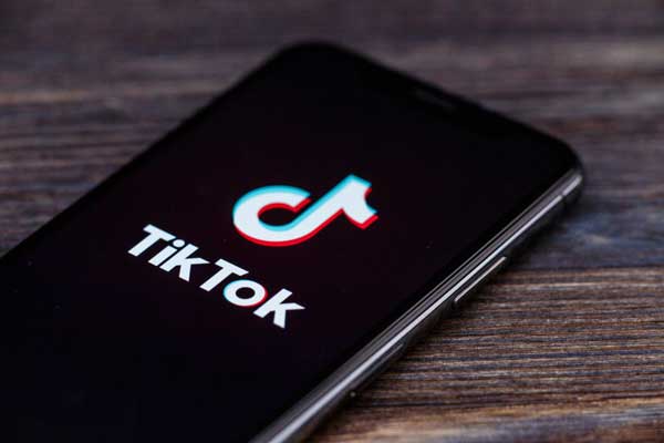 Activistas acusan a TikTok de violar acuerdo sobre protección de datos infantiles