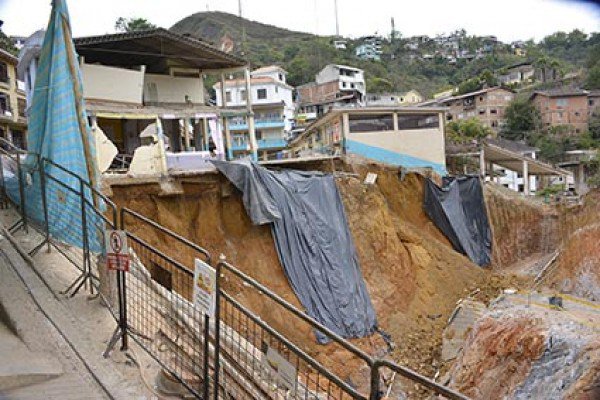 112 familias viven en zona que registra socavones en Zaruma