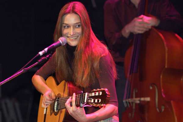 Carla Bruni vuelve a la música y le canta a Sarkozy