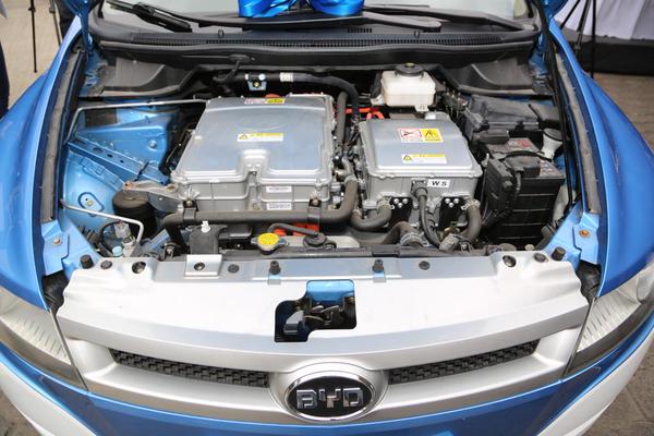 Autoridades presentan el primer auto eléctrico del país