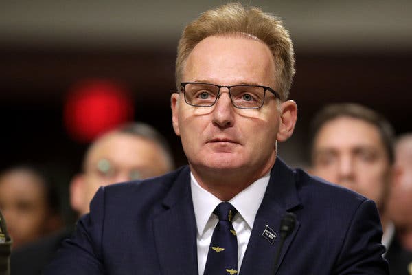Jefe de la marina de USA renuncia tras insultar a &quot;héroe&quot; de un portaaviones contagiado