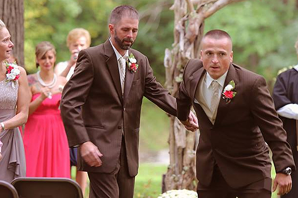La emotiva sorpresa de un padre al padrastro de su hija en el día de su boda