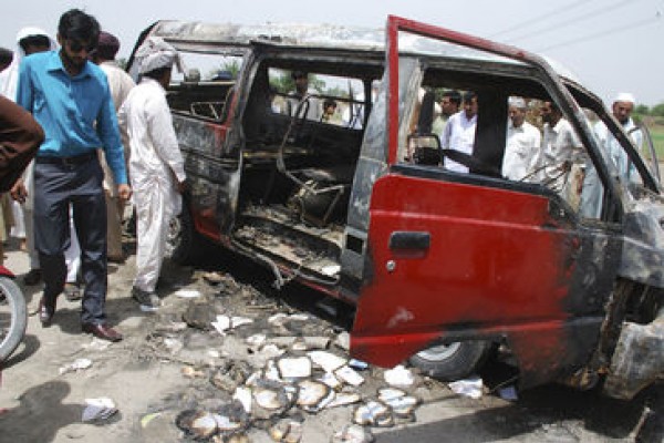 Mueren 17 niños en un incendio de una furgoneta escolar en Pakistán