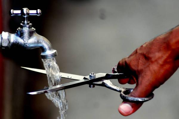 Ruptura de tubería deja sin servicios de agua potable a 14 barrios de Quito