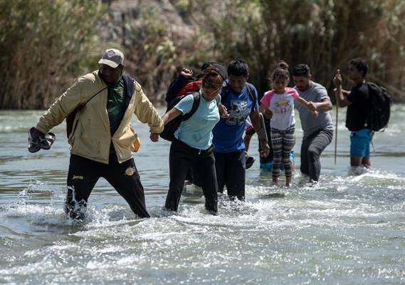 Un grupo de migrantes intenta cruzar el río Bravo para llegar a los Estados Unidos.