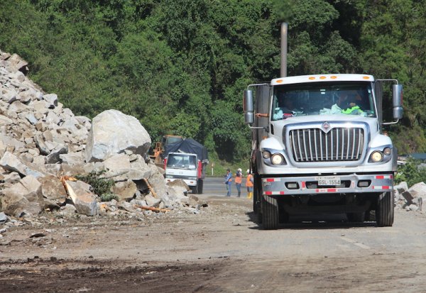 La vía Alóag - Santo Domingo seguirá cerrada hasta nueva orden