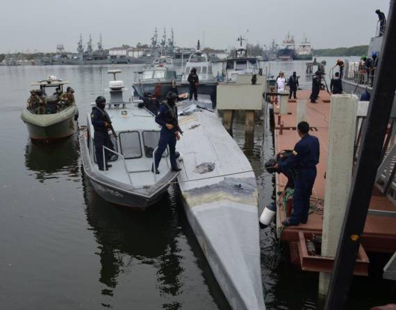 Detenidos tres colombianos y un ecuatoriano al interceptar sumergible con droga en Santa Elena