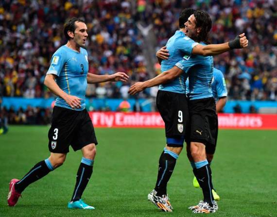 Uruguay se mete en pelea por un cupo al Mundial, tras vencer a los guaraníes.