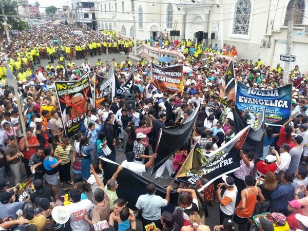 Evangélicos protestan contra católicos afuera de iglesia del centro de Guayaquil