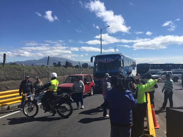 Oficialismo insiste en reformas, oposición dice que mantendrá protestas